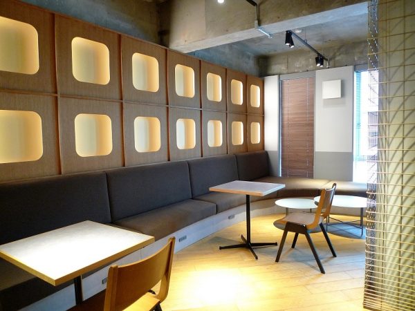 ３つの共用ラウンジのなかで最も広い「Dine & Communicate」。</BR>海外のブティックホテルのラウンジをイメージしたという、ゆったりとした空間