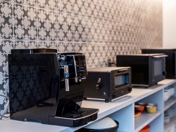 「Dine & Communicate」のキッチンカウンター裏手に配されているシステムキッチン