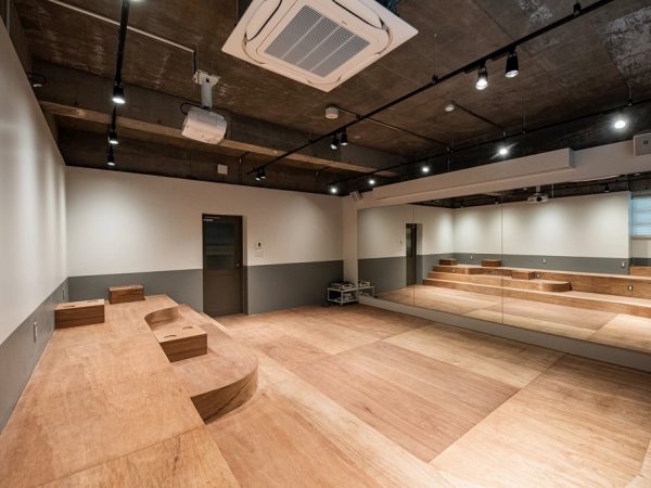 仕事をしたり、身体を動かす、映画観賞など、多目的に利用できる共用ラウンジ「Chill & Relax」</BR>写真提供：グローバルエージェンツ