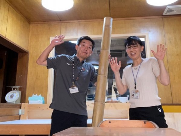 お話をお聞きした、佐野市総合政策部　総合戦略推進室　移住・定住係の西沢治さん（左）と中治令子さん。「のんびり店をやりたいという方もいればチェーン展開したいと夢を持っている方もいます。少しずつですが、手応えを感じながら取り組んでいます」と西沢さん。「移住される方はさまざま。私たちがよいと思っていても、それはいらない、逆にこちらが必要など、さまざまな反応があるので難しいですね。都会の方などとの視点の違いから、新たに佐野市の魅力を発見しています」（中治さん）