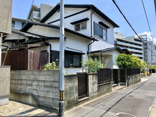 福岡市城南区茶山にある「茶屋ゴコ」の外観。1961年に竣工、築60年を迎えた。6年前の改修で外壁を塗り直している
