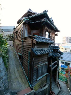 新しくデザインされた尾道ガウディハウスのロゴ。この階段を上ると建物がある