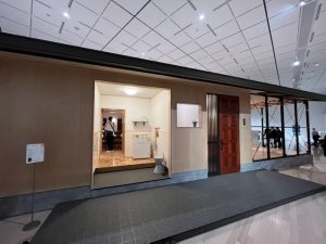 実物大の工業化住宅の玄関側の写真。ここで靴を脱いで中に入って見学することができる