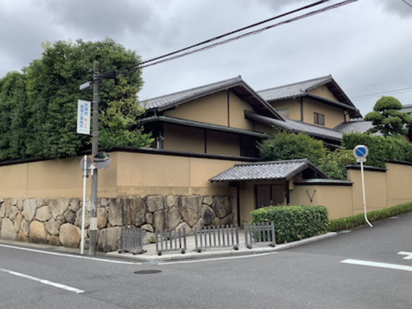 カーブする道路にそって家が並ぶ