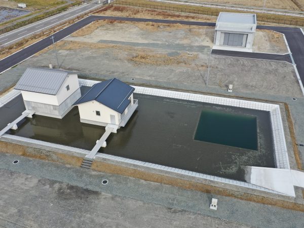 水中・水上ロボットエリア内、水没市街地フィールド（写真提供/福島ロボットテストフィールド）<br>左手側の建物は1階部分が浸水、隣の建物は冠水した状態を再現。ロボットによる災害状況の情報収集の実証試験などに役立てられている