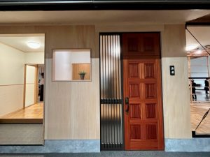 表札が掲げられ、木製の扉と袖ガラスのある玄関。当時としては、とても立派な玄関である