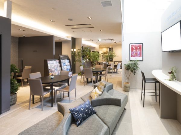 <b>伊東 祐司：</b>大学卒業後、2006年株式会社ネクスト（現LIFULL）に入社。2015年に最年少の32歳で執行役員就任。2019年、LIFULL HOME’S事業本部長に、2020年12月に取締役に就任した。事業責任者として不動産業界が抱える社会問題の解決に向けて積極的に取組んでいる