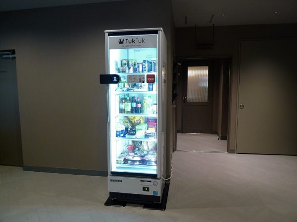 「ネイバーズ鷺沼」の1階共用部に設置されているコンビニエンススタンド「TukTuk」。コンビニスタンドはこの物件のほか、4棟のソーシャルアパートに導入されている

