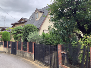 カーブする道路にそって家が並ぶ