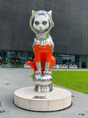 大阪中之島美術館の入り口でお出迎えしてくれる「シップス・キャット」。大航海時代の船乗り猫をモチーフにした「旅の守り神」のモニュメントである