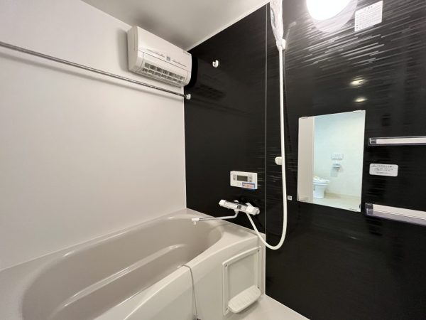 天井高2.7mの１階は、ガレージはもとより、アトリエ、工房、作業場、撮影スタジオといったさまざまな使い方が可能