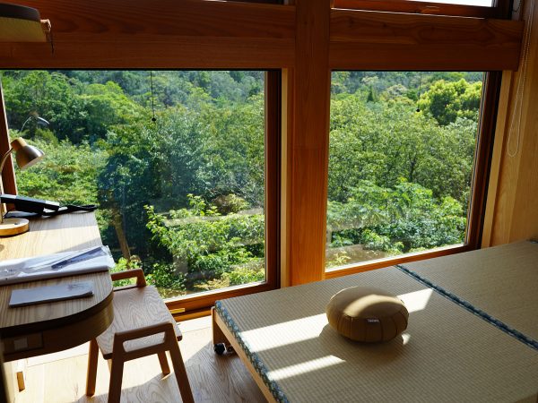 禅坊靖寧の宿坊の窓から望める淡路島の自然