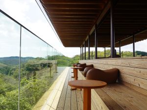 禅デッキの脇は段差になっている。食事中などにスタッフが声がけをしてくれるので、気になることも直接聞くことができる
