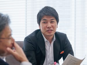 <b>伊東 祐司：</b>大学卒業後、2006年株式会社ネクスト（現LIFULL）に入社。2015年に最年少の32歳で執行役員就任。2019年、LIFULL HOME’S事業本部長に、2020年12月に取締役に就任した。事業責任者として不動産業界が抱える社会問題の解決に向けて積極的に取組んでいる