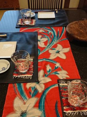 特定非営利活動法人である鎌倉リサイクル推進会議では、分別回収された衣類などを有効活用する講座や展示を市民向けに実施。講座に参加することで発見も多く、リサイクルが身近になる。私も裂織りの講座を受講し、着物生地（テーブルセンターに利用）で裂織りのコースターを自作して使用している