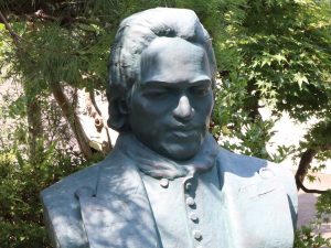 凛々しい顔つき。鋭い眼光に「ごめんなさい」と謝りたくなる（土方歳三資料館の銅像）