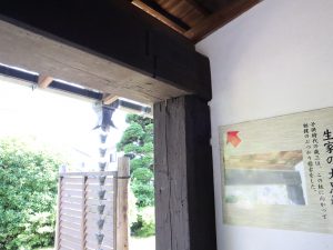 入り口の梁には、建て替え前の生家の大黒柱が用いられている