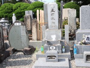 石田寺にある土方歳三の墓。ファンのための案内板もある