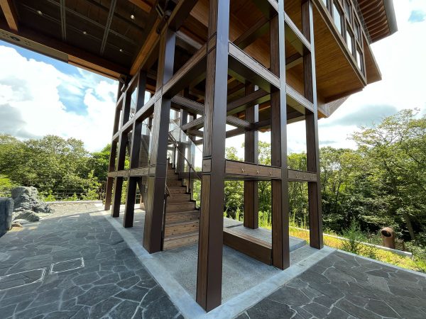 禅坊靖寧の宿坊の窓から望める淡路島の自然