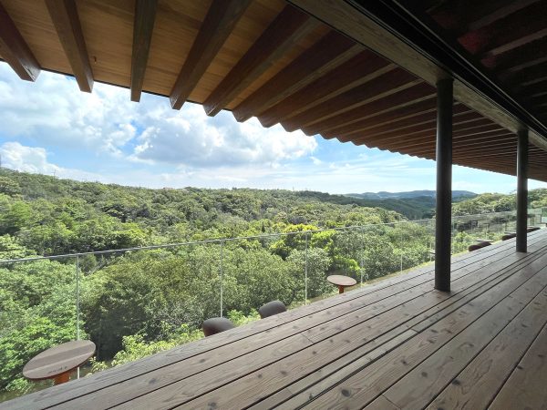 客室は、シングルかツイン。一室のサイズは、1人部屋が約5ｍ2、1〜2人部屋が約10ｍ2。片面がガラス張りで、日光がよく入る。宿泊の際は、禅寺をならって、サービスはない。シーツを敷くなども自分たちで行う