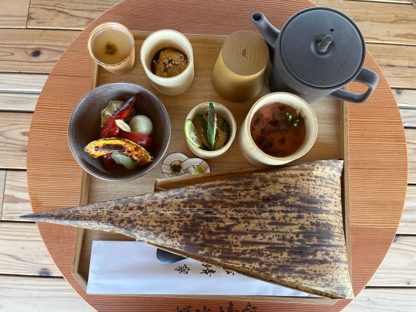 「禅坊料理」。淡路島産の山菜をふんだんに使ったメニューは、麹や発酵が中心のメニューとなっている