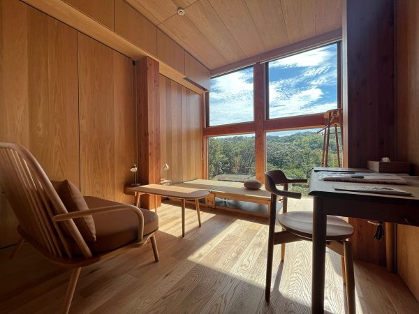 客室は、シングルかツイン。一室のサイズは、1人部屋が約5ｍ2、1〜2人部屋が約10ｍ2。片面がガラス張りで、日光がよく入る。宿泊の際は、禅寺をならって、サービスはない。シーツを敷くなども自分たちで行う