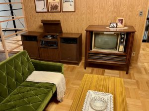 リビングの誕生とともに、木目の家具調デザインのテレビやステレオが造られるようになり、一世を風靡した