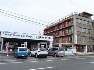 魚市場の隣にある東山ビル。かつては幽霊ビルと言われていたそうだが、現在はご覧の通り