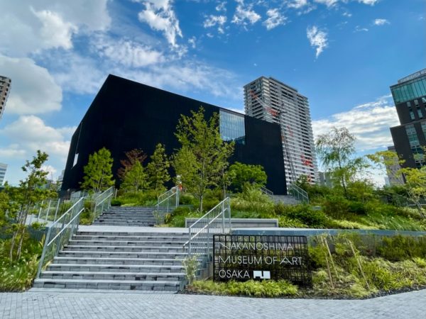 大阪中之島美術館の入り口でお出迎えしてくれる「シップス・キャット」。大航海時代の船乗り猫をモチーフにした「旅の守り神」のモニュメントである