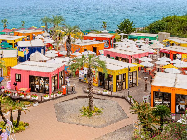 淡路島シェフガーデン。目の前には、明石海峡大橋と大阪湾が広がる。写真提供：パソナグループ