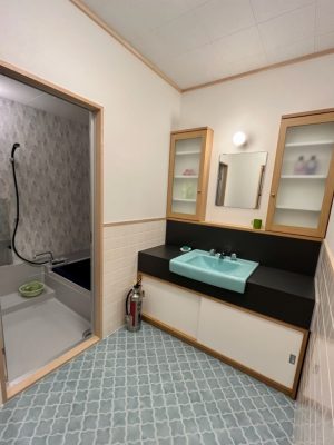 表札が掲げられ、木製の扉と袖ガラスのある玄関。当時としては、とても立派な玄関である