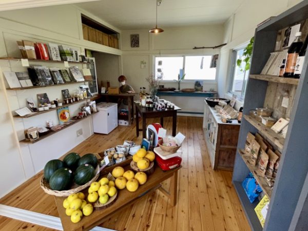 福岡市城南区茶山にある「茶屋ゴコ」の外観。1961年に竣工、築60年を迎えた。6年前の改修で外壁を塗り直している
