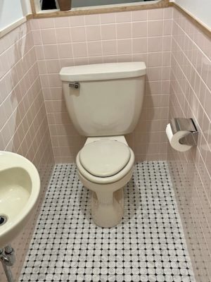 足元や壁がタイル貼りのトイレ空間。当時、洋式トイレはまだ珍しかった