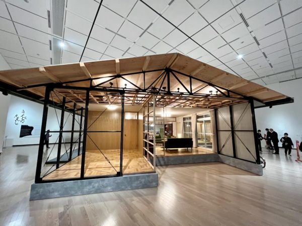 実物大の工業化住宅の玄関側の写真。ここで靴を脱いで中に入って見学することができる