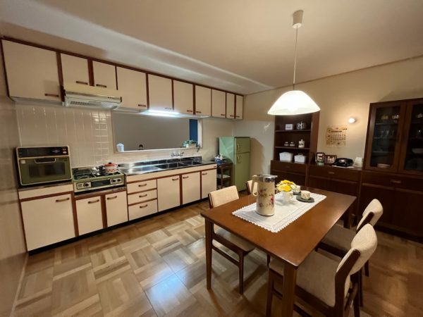 木製の食器棚。ダイヤル式の黒電話がとても懐かしい