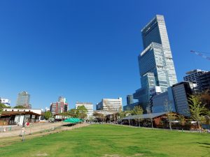 近鉄不動産が運営する、日本一高い超高層複合ビル「あべのハルカス」と、天王寺公園のエントランスエリア「てんしば」