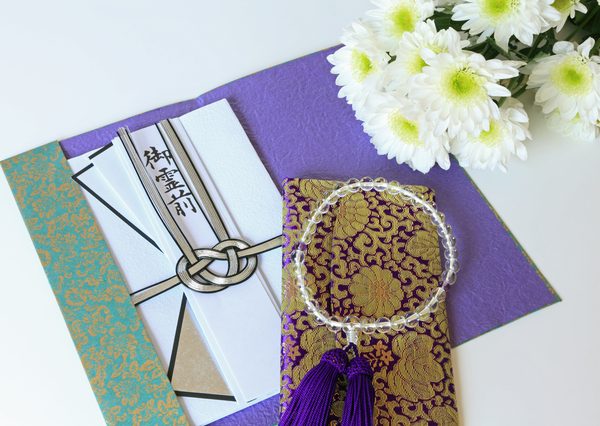 菊理媛が黄泉の国の入り口に坐す女神であることから、菊の花は死者を弔う花となった