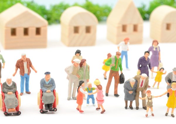 日本の65歳以上人口は1950年には総人口の5％に満たなかったが、1970年には7％を超え、さらに1994年には14％を超えた。高齢化率（65歳以上が総人口に占める割合）はその後も上昇を続け、2021年10月時点で28.9％に達している