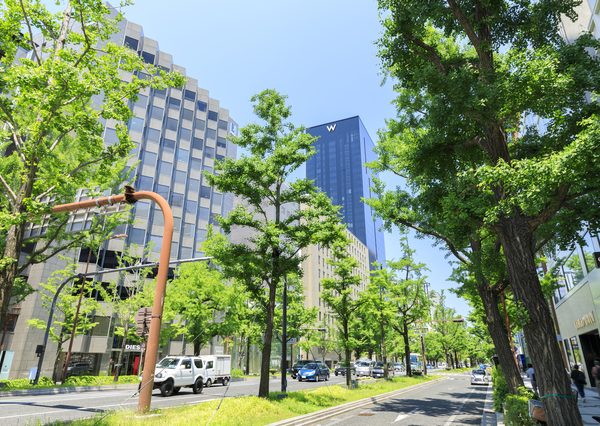 高麗橋の近くに「大阪商法会議所跡」の石碑がある