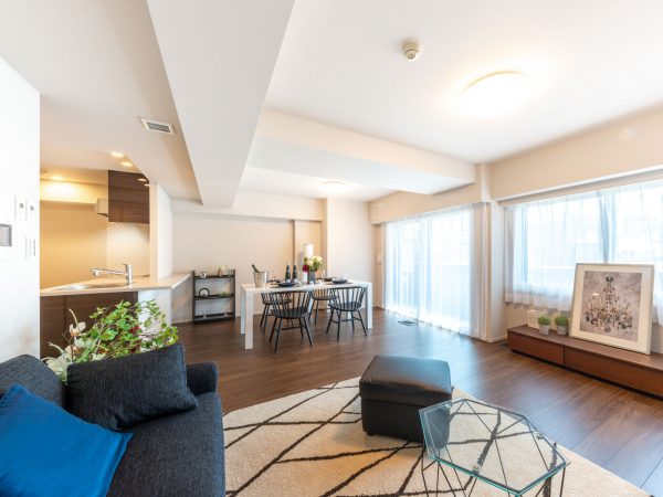 定額制リフォームを実施したマンションの施工事例。こちらは専門のインテリアコーディネーターによってセットアップされた6つのスタイルから選べるメニュー。家具のコーディネートの相談にも乗ってくれるという（三菱地所ホーム）