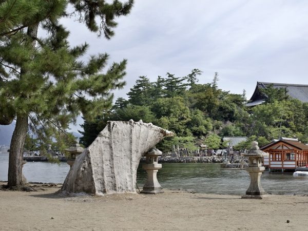 「特別賞」を受賞した3班のフォリー：「流」。厳島神社ならではの波の音を建築に生かそうとする試みが評価された ©Satoshi Shigeta