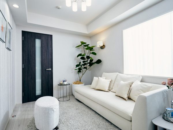 定額制マンションリフォームのメニューのひとつRe Dia (リディア)で選ぶことができるカラーバリエーションの確認ができる「三菱地所のリフォーム」リフォームショールーム。プロによるセットアッププランなので、手軽に高品質な空間が実現できる。ショールームは完全予約制で、他にも検討者が製品を確認できる施設が準備されている