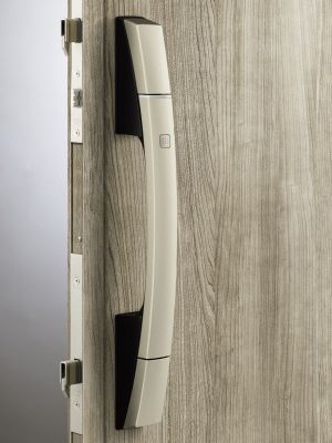 一般的な手動錠よりも電気錠一体型の玄関扉が主流となっている [スマートドア]　 YKK AP