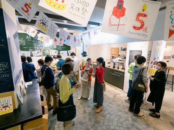 アートという言葉を生活には無縁のどこか遠い存在と感じている人もいるかもしれない。しかし、今年15年目を迎えたアーツコミッション・ヨコハマの活動を振り返るイベントで気づいたのは横浜の風景の中にはこの活動から生まれたアートがあちこちに散りばめられていたということ。どんな活動が行われてきたのかを15年を記念して行われたフォーラムなどをまとめ直してお伝えしたい。