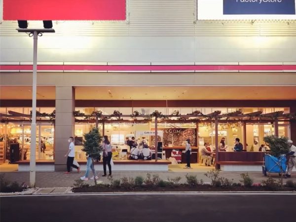 元子氏は、ある商業施設の1階をプロデュースしてほしいと依頼を受けた。写真は実施前（元子氏の投映資料より）