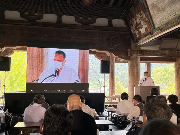 平沼氏による間伐材を利用した新たな木造建築の取り組み。積層した木造ブロックの間から光が差し込む（2009年9月 国立国際美術館にて）