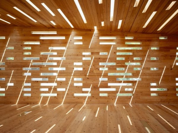 平沼氏による間伐材を利用した新たな木造建築の取り組み。積層した木造ブロックの間から光が差し込む（2009年9月 国立国際美術館にて）