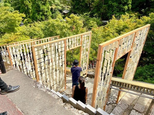 4班のフォリー「源」。傾斜のきつい階段でも、思わずフォリーのある上段部まで上りたくなる造り