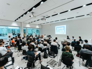 フォーラム風景。オンラインで参加する人もおり、多くの人が関心を寄せた