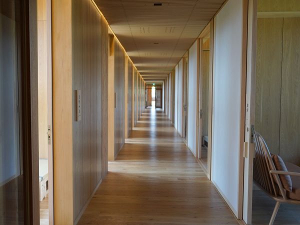 客室は、シングルかツイン。一室のサイズは、1人部屋が約5ｍ2、1〜2人部屋が約10ｍ2。片面がガラス張りで、日光がよく入る。宿泊の際は、禅寺をならって、サービスはない。シーツを敷くなども自分たちで行う